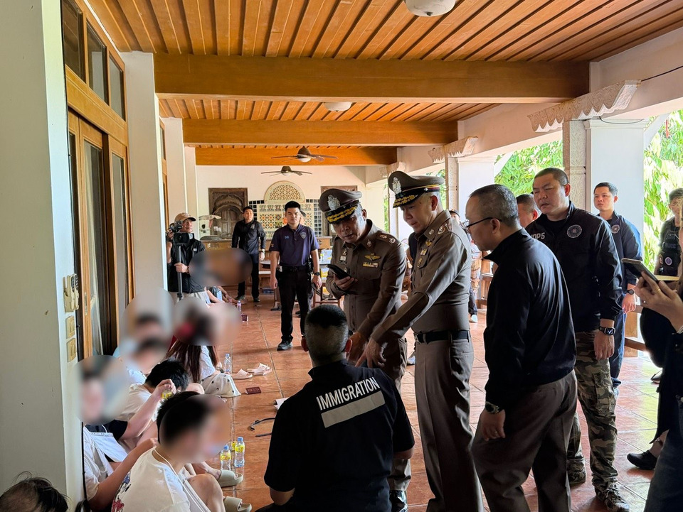 ตร.ภาค 5 บุกบ้านหรูแม่ริม รวบแก๊งคอลเซ็นเตอร์ “จีนหลอกจีน” 20 ราย ยึดมือถือ 80 เครื่อง! 