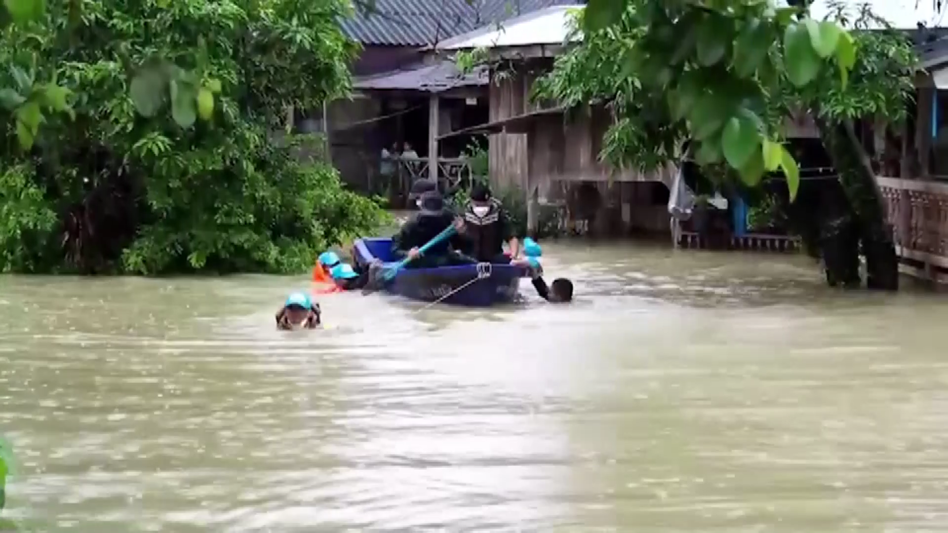 ผบ.ฉก.นราธิวาส ลงพื้นที่ช่วยปชช.ที่ได้รับความเดือดร้อน   จากสถานการณ์อุทกภัย  อ.แว้ง และ อ.สุไหงโกลก 