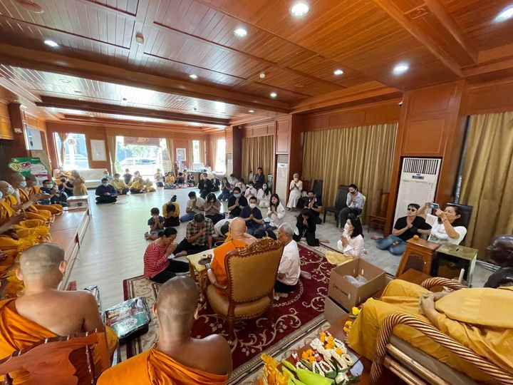 "สุเทพ-แกนนำกปปส." เข้าวัดชลประทานฯ ถวายสังฆทาน - พรมน้ำมนต์ หลังออกจากเรือนจำ