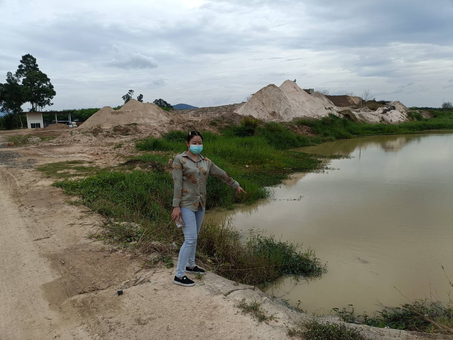 นายทุนลักลอบล้างทรายปล่อยน้ำลงคลองขุดตลิ่งขวางทางน้ำในพื้นที่อำเภอปลวกแดงทำชาวบ้านเดือดร้อน
