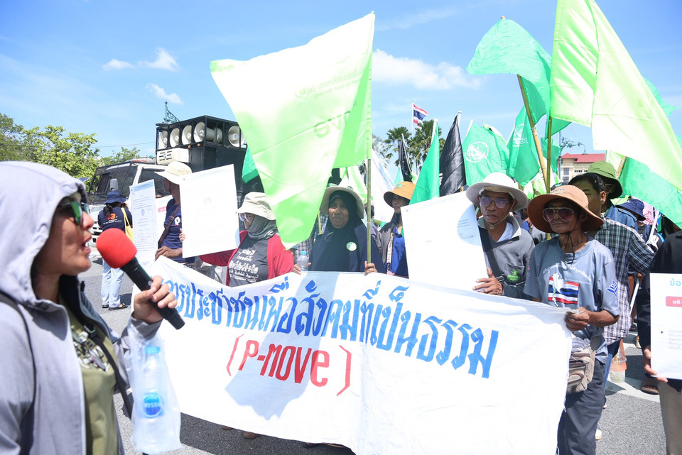 พีมูฟรวมพลสถานีกลางกรุงเทพอภิวัฒน์ ทำพิธีเอาฤกษ์เอาชัย ก่อนเดินหน้าปักหลักทำเนียบฯ