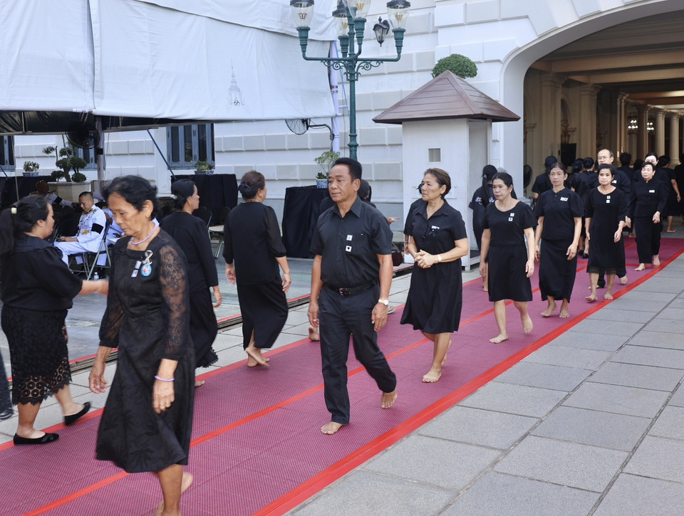 พสกนิกรหลั่งไหลถวายบังคมพระศพ “เจ้าฟ้าพัชรกิติยาภา” ณ พระที่นั่งพิมานรัตยา ตลอดทั้งวัน