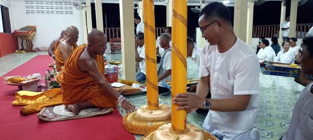 นายก อบต.ดู่ทุ่ง พร้อมชาวบ้านนุ่งขาวห่มขาว ร่วมถวายต้นเทียนพรรษาวัดบ้านดู่ทุ่ง