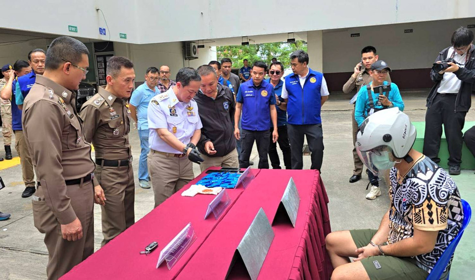 รวบพ่อค้ายาเสพติดรายใหญ่ ยึดยาบ้า-เค-ปืนเพียบ กลางสมุทรสาคร 