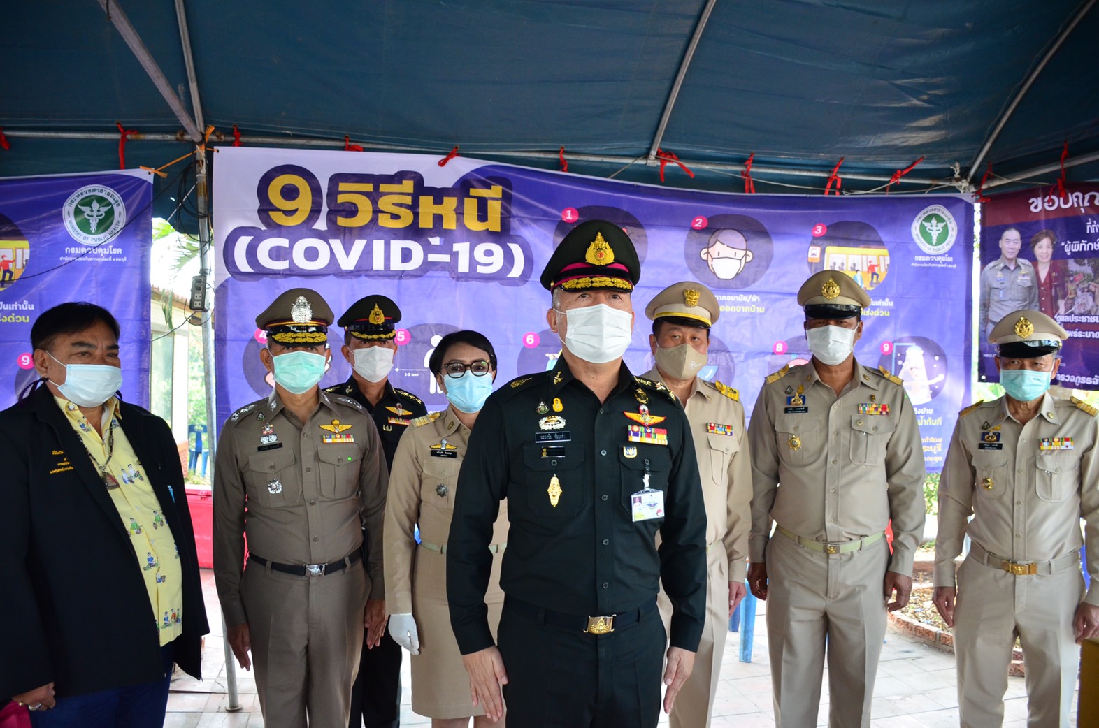 รองเสนาธิการทหารกองบัญชาการกองทัพไทยลงพื้นที่ตรวจเยี่ยมจุดคัดกรองโควิด อ่างทอง