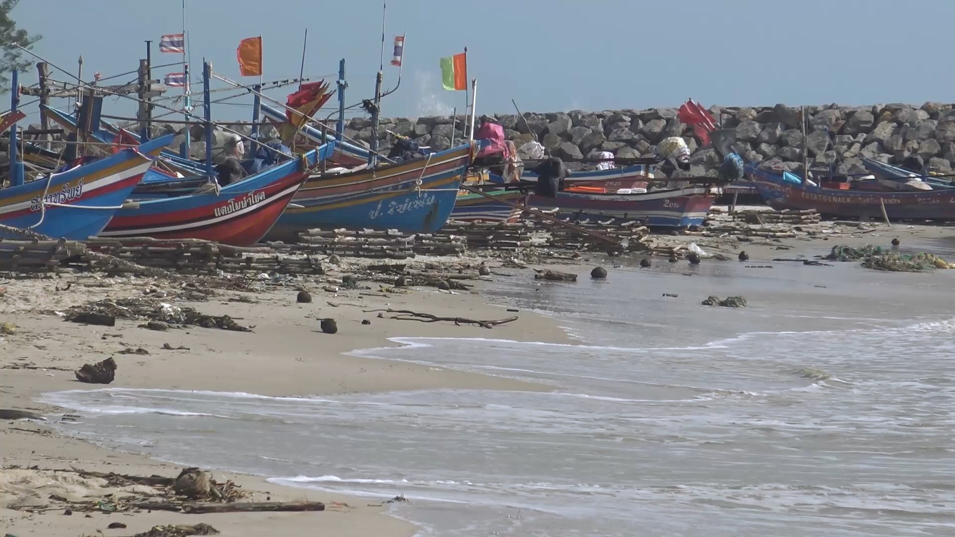  ประมงพื้นบ้าน ต.เกาะแต้ว หยุดยาวผลจากคลื่นลมแรงระลอกใหม่