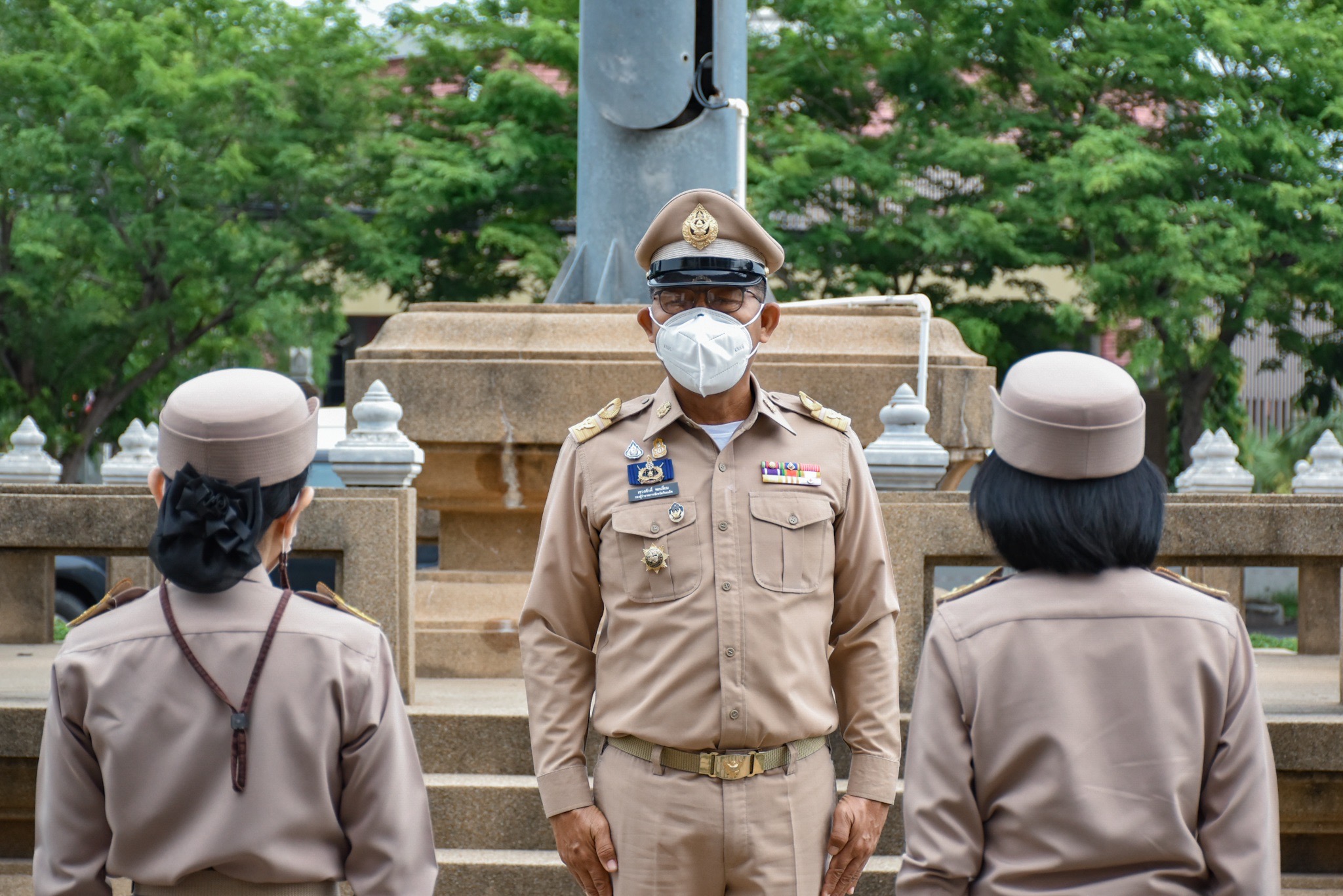 รองผู้ว่าฯร้อยเอ็ดนำส่วนราชการเคารพธงชาติ  ปลูกจิตสำนึก-ภูมิใจในความเป็นชาติไทย    