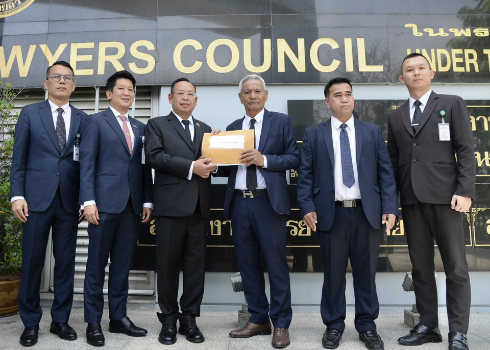 "กลุ่มพิทักษ์ธรรม" ร้องสภาทนายความฯ ขอให้ยื่นศาล รธน. ตีความ ปมบัตรเลือกตั้ง มี QR Code และ Bar Code ส่อเลือกตั้งเป็นโมฆะ