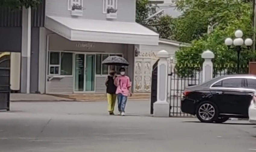 แม่ดีเจแมน-น้องชายใบเตยนำของใช้ส่วนตัวและอาหารให้ทั้งคู่ที่เรือนจำ