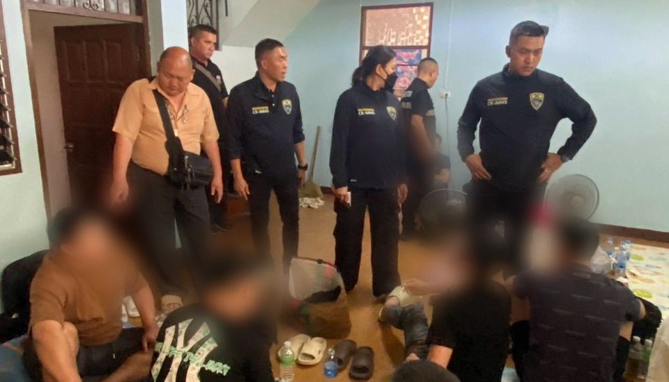  รวบกลุ่มจีนเทา 11 คน ซุกบ้านเช่าชายแดนแม่สาย พบมือถือ 45 เครื่อง รถป้ายแดง