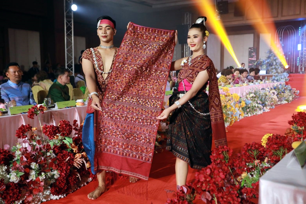 กาฬสินธุ์จัดอลังการตามรอย "พัสตราภรณ์ แพรวา" ราชินีแห่งไหม