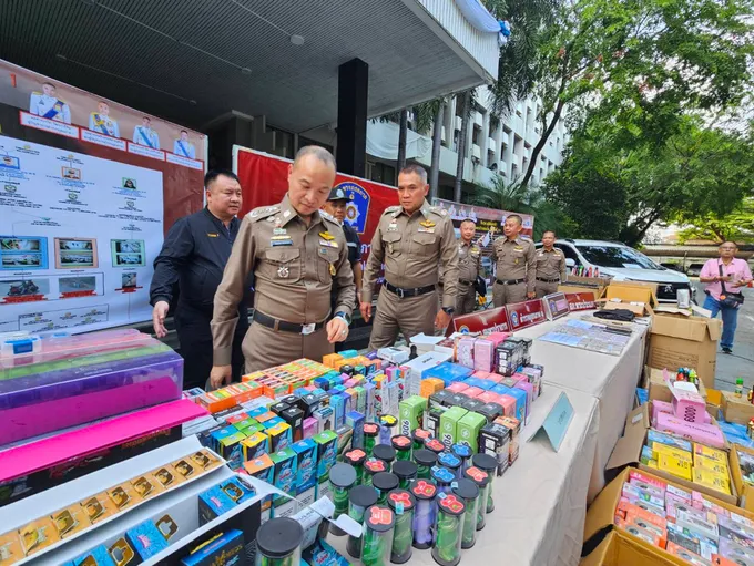 ตร.ภาค 1 ทลายเครือข่ายบุหรี่ไฟฟ้าออนไลน์ ยึดกว่า 12,500 ชิ้น มูลค่า 3 ล้าน ล่อเยาวชนผ่านโซเชียล