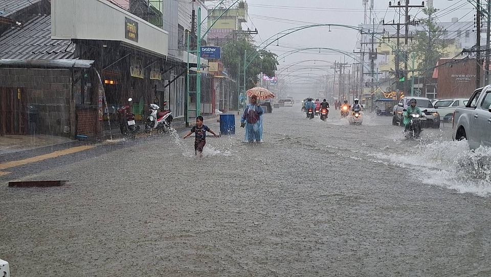 ปัตตานีระทม ฝนตกไม่หยุด 6 วันติด ถนนสายสำคัญท่วมสูง รถสัญจรลำบาก
