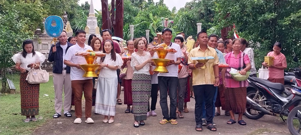 ชาวบ้านสุรินทร์ส่องเลขเงินหางกฐิน วัดศิริสัจจัง นำไปเสี่ยงโชค