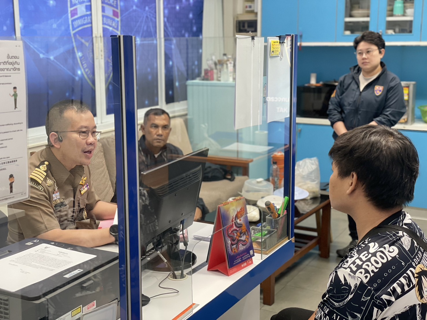 “ตรวจคนเข้าเมืองจังหวัดตาก จับกุมผู้ต้องหาตามหมายจับ”