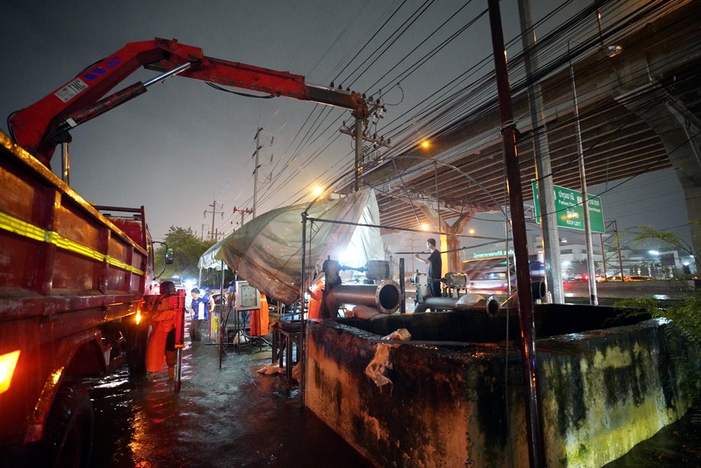 ฝนถล่มปทุมฯ นายกนครรังสิต ลงพื้นที่เร่งแก้น้ำท่วมขัง เตรียมรับมือฝนตกซ้ำ