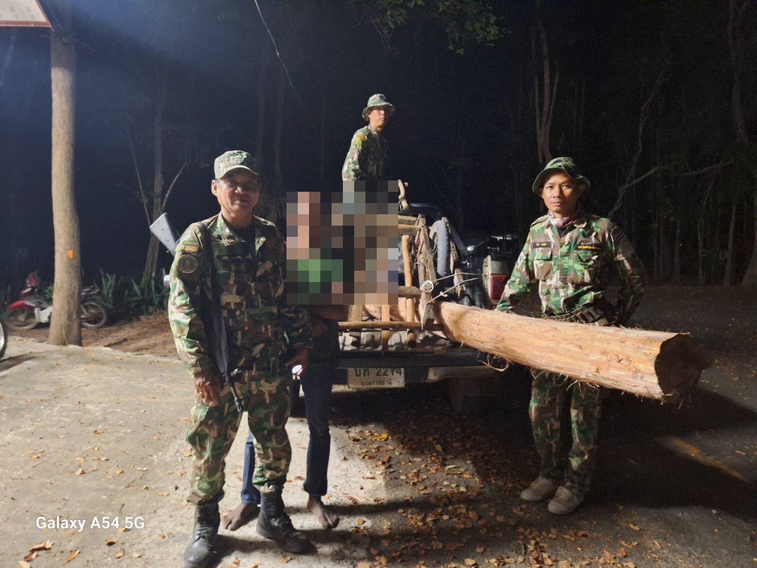 จนท.จับกุมหนุ่มลักลอบตัดไม้หวงห้ามและตรวจยึดอุปกรณ์ในการทำความผิดนำตัวดำเนินคดีพร้อมของกลาง