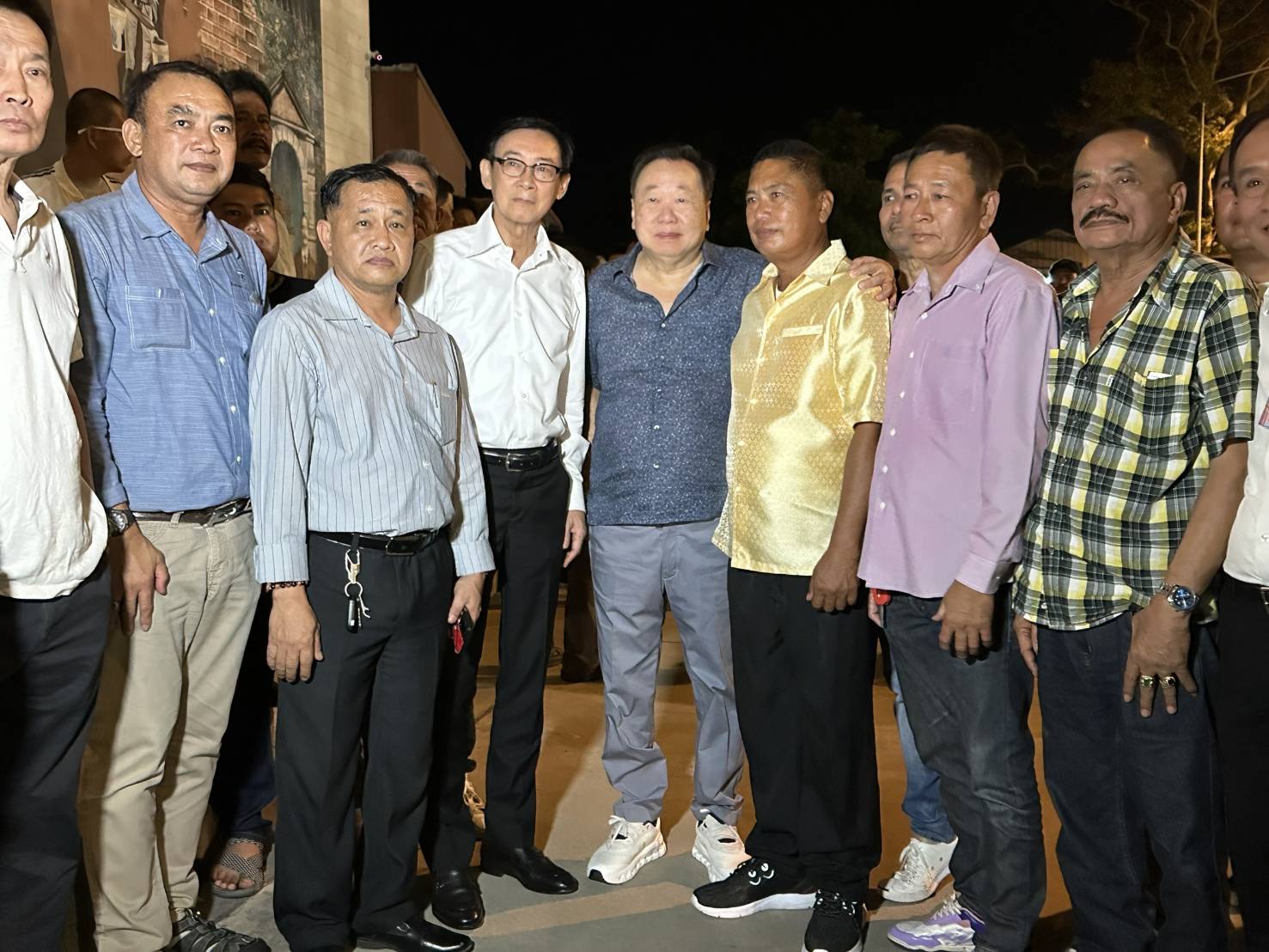 ศึกเลือกตั้งอบจ.แปดริ้ว เริ่มชัด "บ้านริมน้ำ" หารือ 5 บ้านใหญ่ เปิดตัว "นายกก้อย ตะกูลฉายแสง" 