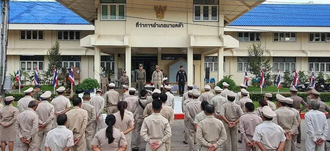 นอภ.บางคล้า มอบสิ่งของใส่ตู้เพิ่มสุขตามโครงการตั้งจุดตรวจจุดสกัดของความมั่นคง 