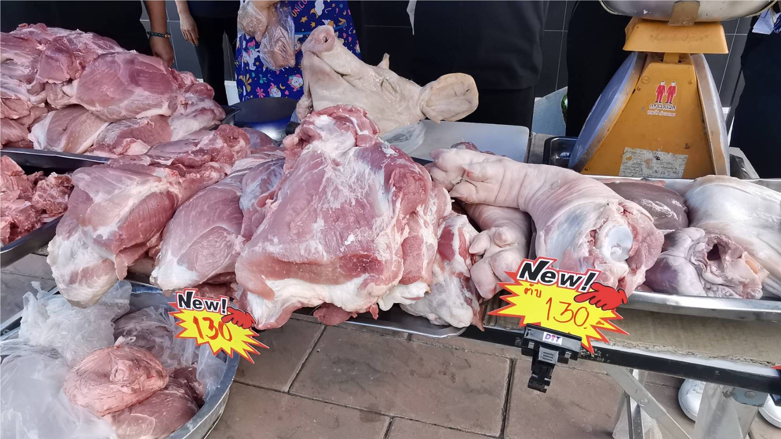 พาณิชย์บุรีรัมย์ เปิดขายหมูเนื้อแดงราคาถูก ไม่เกินกิโลฯละ 130 บาท ช่วยลดค่าครองชีพประชาชนช่วงโควิด