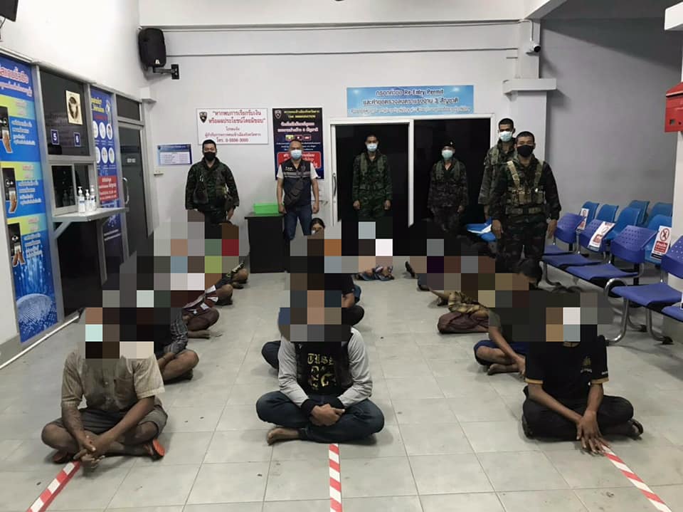 ทะลักไม่หยุด ...ทหาร ฉก.ร.4 จับต่างด้าว 17 คน อาศัยจังหวะฝนตกชุกลักลอบข้ามแม่น้ำเมยมาฝั่งไทย 