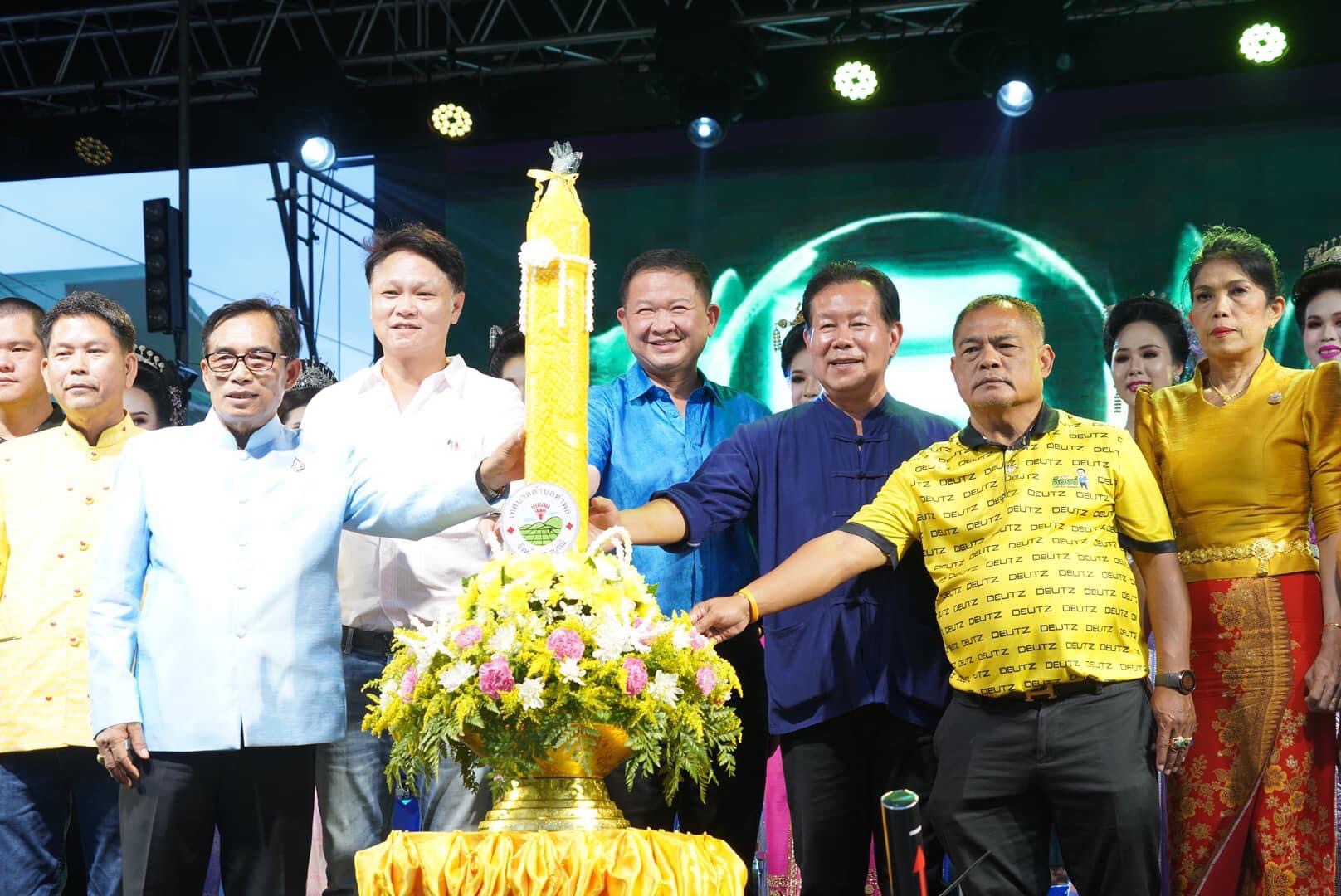 นายก อบจ.เพชรบูรณ์ เปิดงานประเพณีวันเข้าพรรษา และมหกรรมสินค้า OTOP อาหารสะอาด รสชาติอร่อย