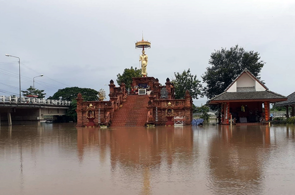 น้ำปิงทะลักท่วมบ้านเรือนประชาชน อ.เมืองลำพูน-อ.ป่าซาง สูงกว่า 1.5 เมตร