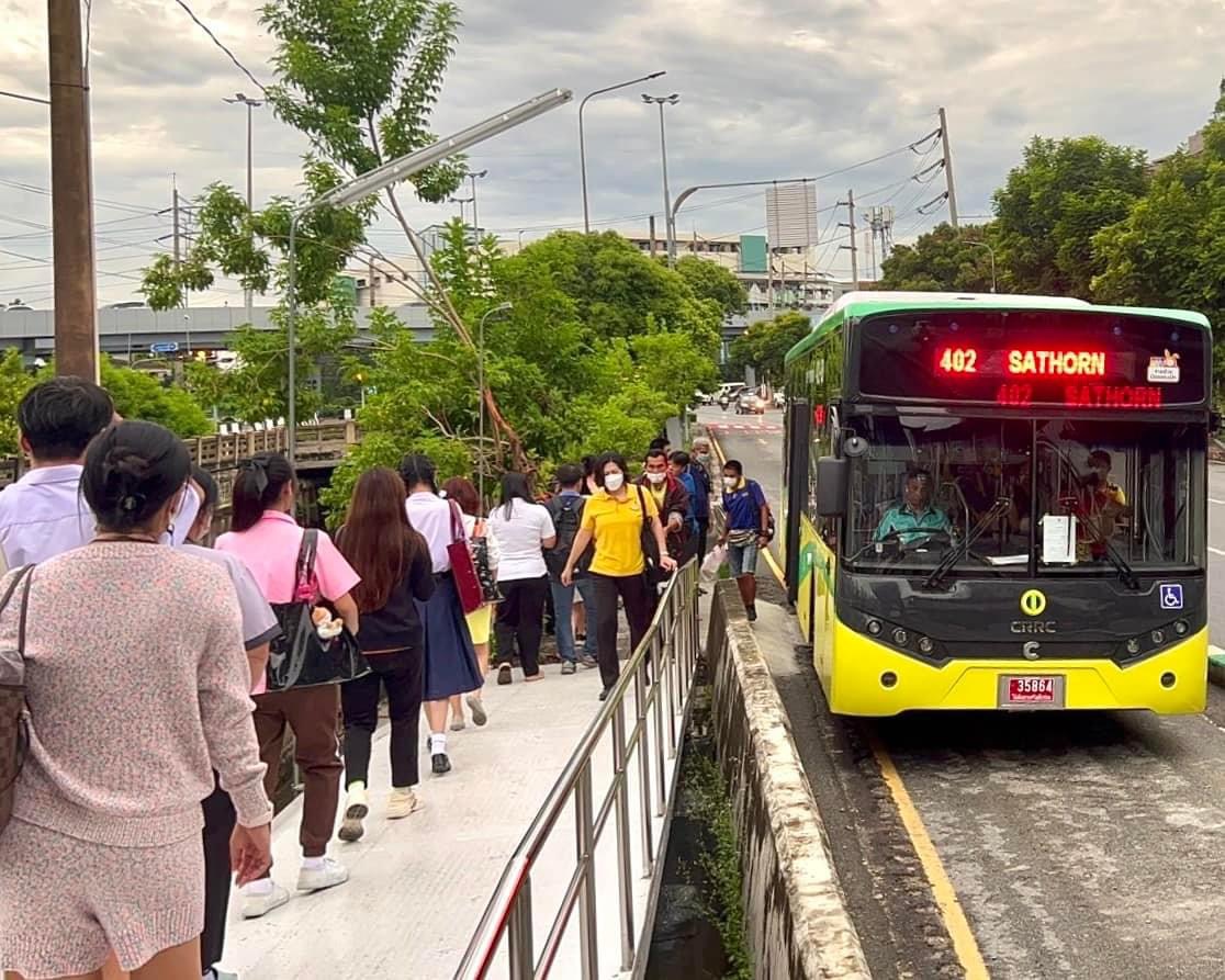 กทม.แจ้ง 1 พ.ย.นี้ เริ่มเก็บค่าโดยสารรถ BRT ชำระเงินได้ 2 ช่องทาง