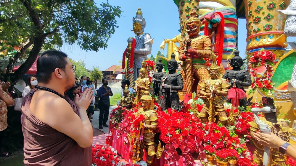 ประชาชนแห่ร่วมถวายพวงมาลัย "ท้าวเวสสุวรรณ 9 หน้า" ไม่พลาดส่องเลขอ่างน้ำมนต์