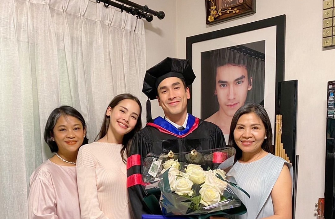 'ญาญ่า'ควงแม่ร่วมยินดี'ณเดชน์'รับปริญญาโท