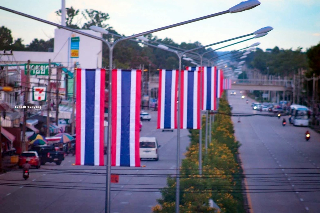ชายแดนตึงเครียด! ชาวบ้านหวั่นสงครามรอบ 2 เทศบาล ต.กาบเชิงติดธงชาติให้กำลังใจทหาร