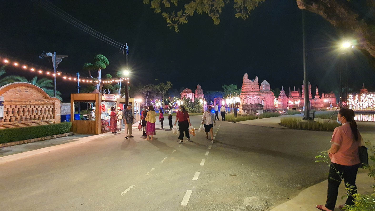 เมืองโบราณ จัดเทศกาลโคมไฟ และอาหารนานาชาติ