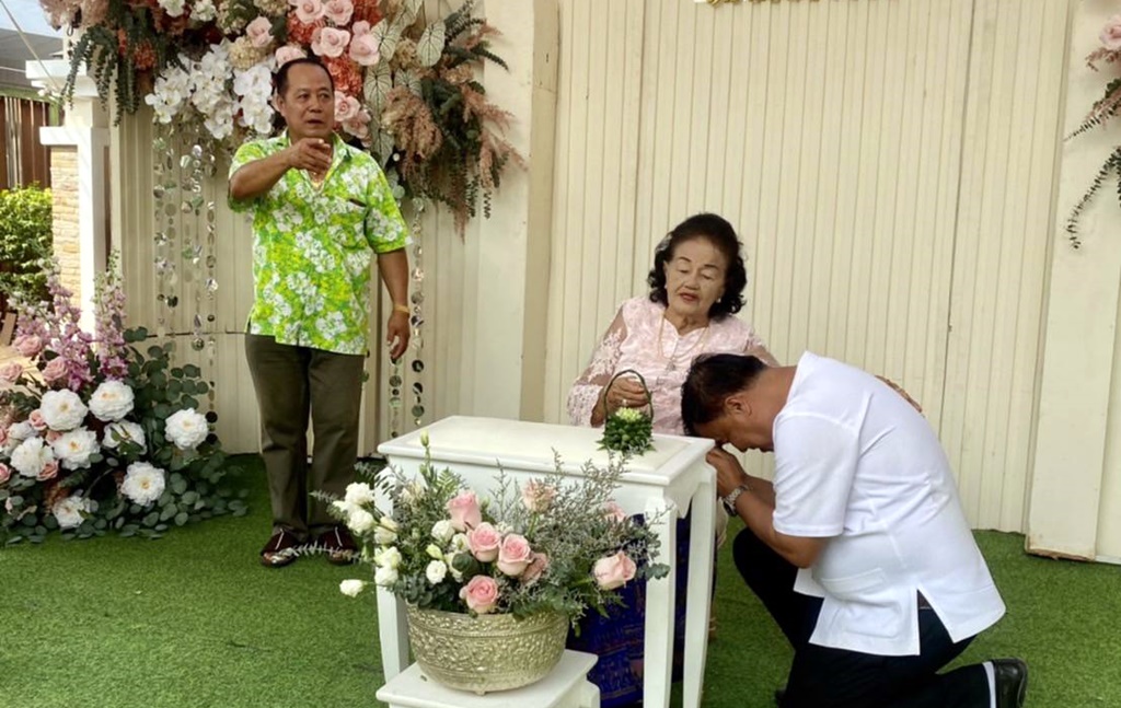 "พ่อเลี้ยงหล้า" จัดงานทำบุญสืบชะตาหลวง ฉลองสิริอายุวัฒนะ 90 ปี ให้ "คุณแม่ยอดคำ ตาสะหลี"
