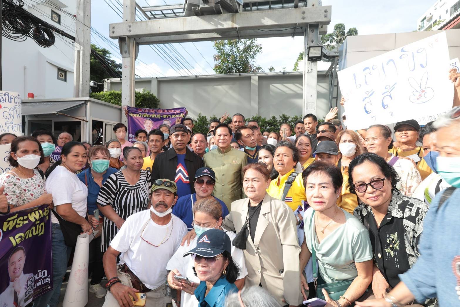 “พีระพันธุ์” พร้อม สส. เข้าพรรค แฟนคลับแห่ให้กำลังใจ หัวหน้า รทสช. ขอทุกคนมั่นใจ ไม่มีอะไรเปลี่ยน พร้อมเดินหน้าต่อ 