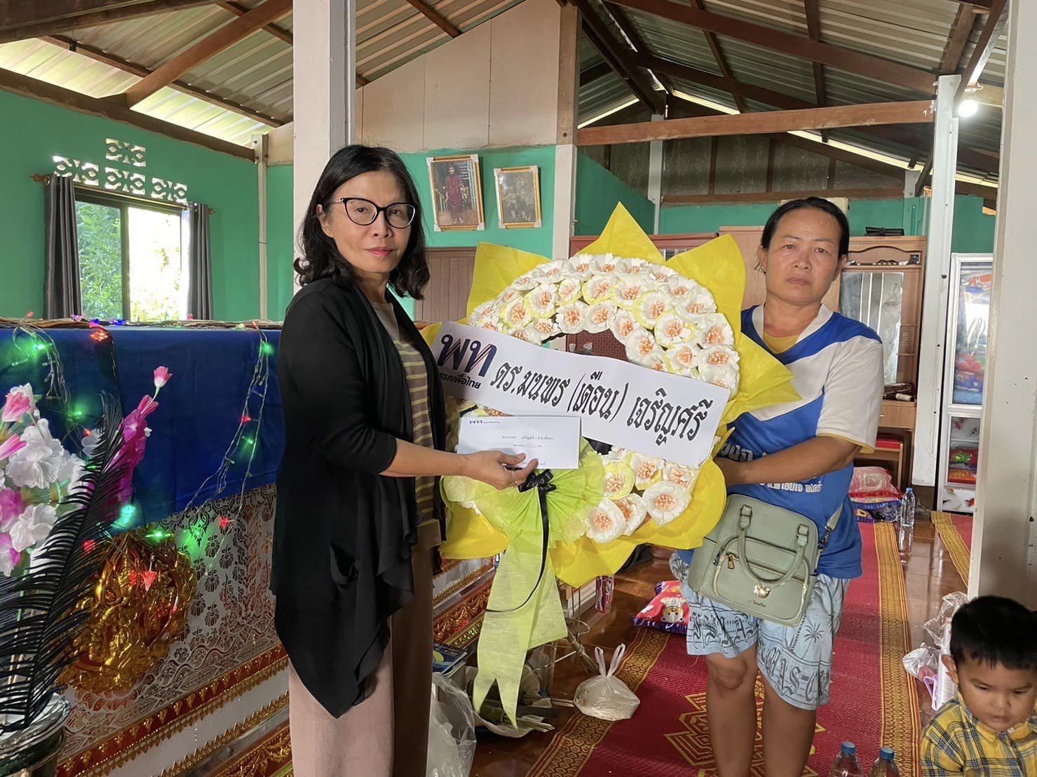 แกร่งจริง ส่องภารกิจนอกสภา มนพร ส.ส.ตลาดล่าง ทำงานไม่มีวันหยุด