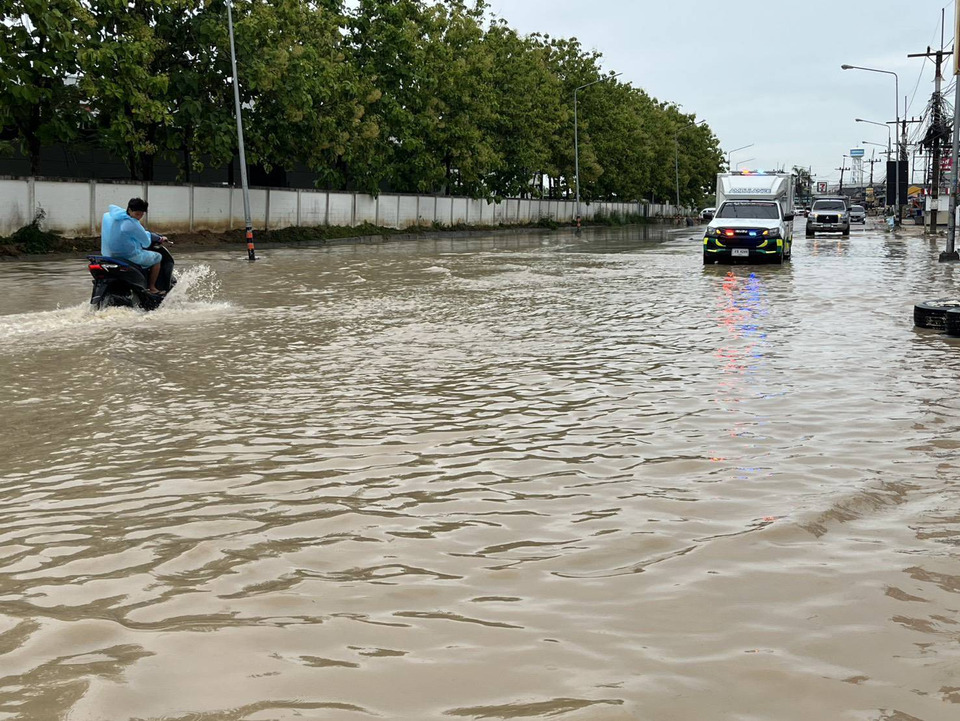 อิทธิพลพายุไมสัก! ฝนถล่มปลวกแดง น้ำท่วมซอยสุพรรณ สัญจรอัมพาต ชาวบ้านเดือดร้อนหนัก