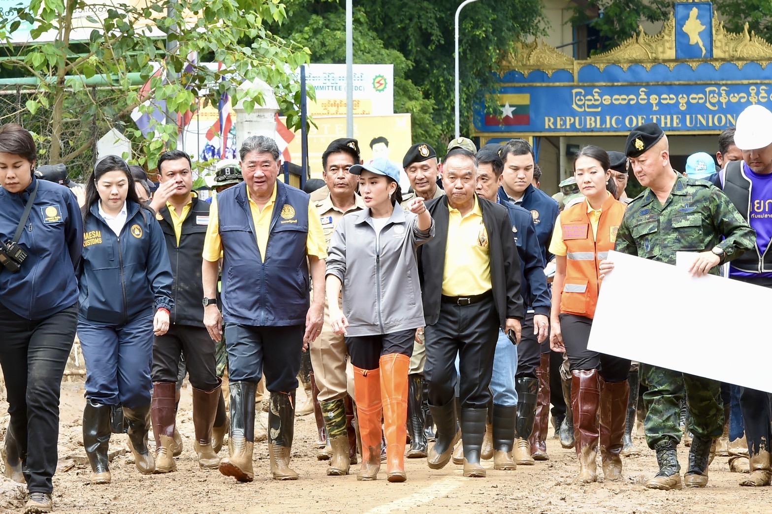 “นายกฯ” สวมรองเท้าบูท ลุยโคลน ฟังรายงานสถานการณ์น้ำท่วม สั่งกองทัพ เร่งช่วยเหลือชาวบ้านร่ำไห้สวมกอด “อิ๊งค์” ยันไม่ทิ้งอยู่แล้ว