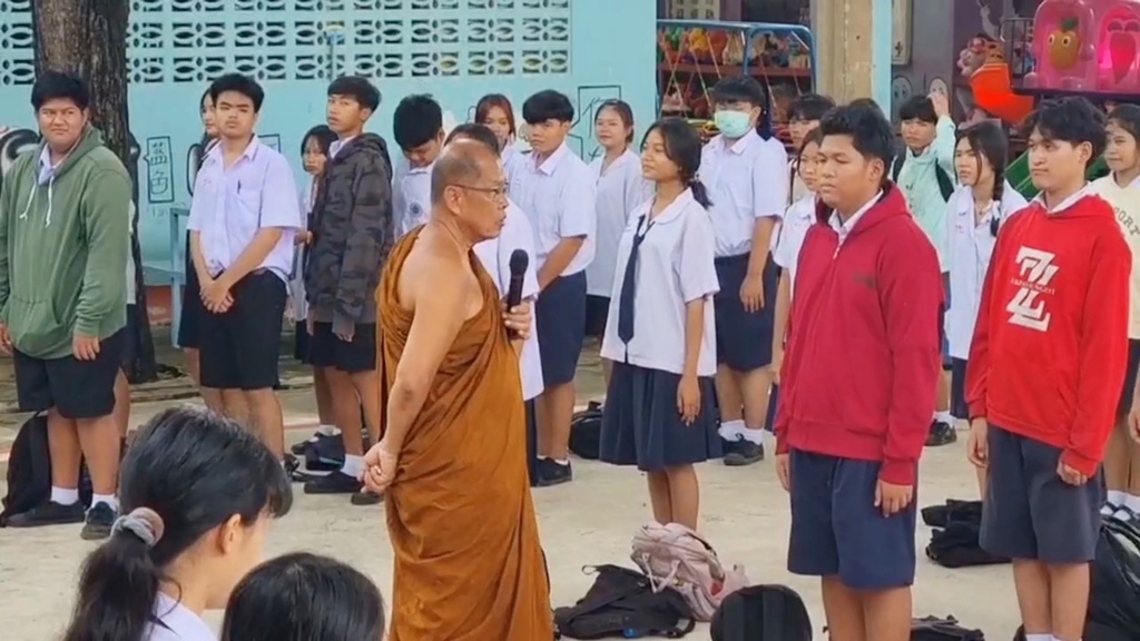 น่าประทับใจ! เด็กโรงเรียนวัดร่วมร้องเพลงชาติไทย แสดงความรักชาติและปณิธานปกป้องแผ่นดิน