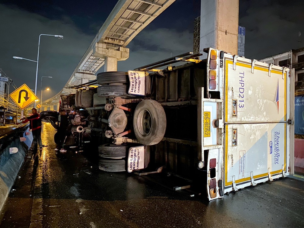 รถ 6 ล้อไปรษณีย์ไทย พลิกตะแคงบนสะพานข้ามแยกรามอินทรา กม.8 คนขับ-ลูกสาว 3 ขวบเจ็บเล็กน้อย