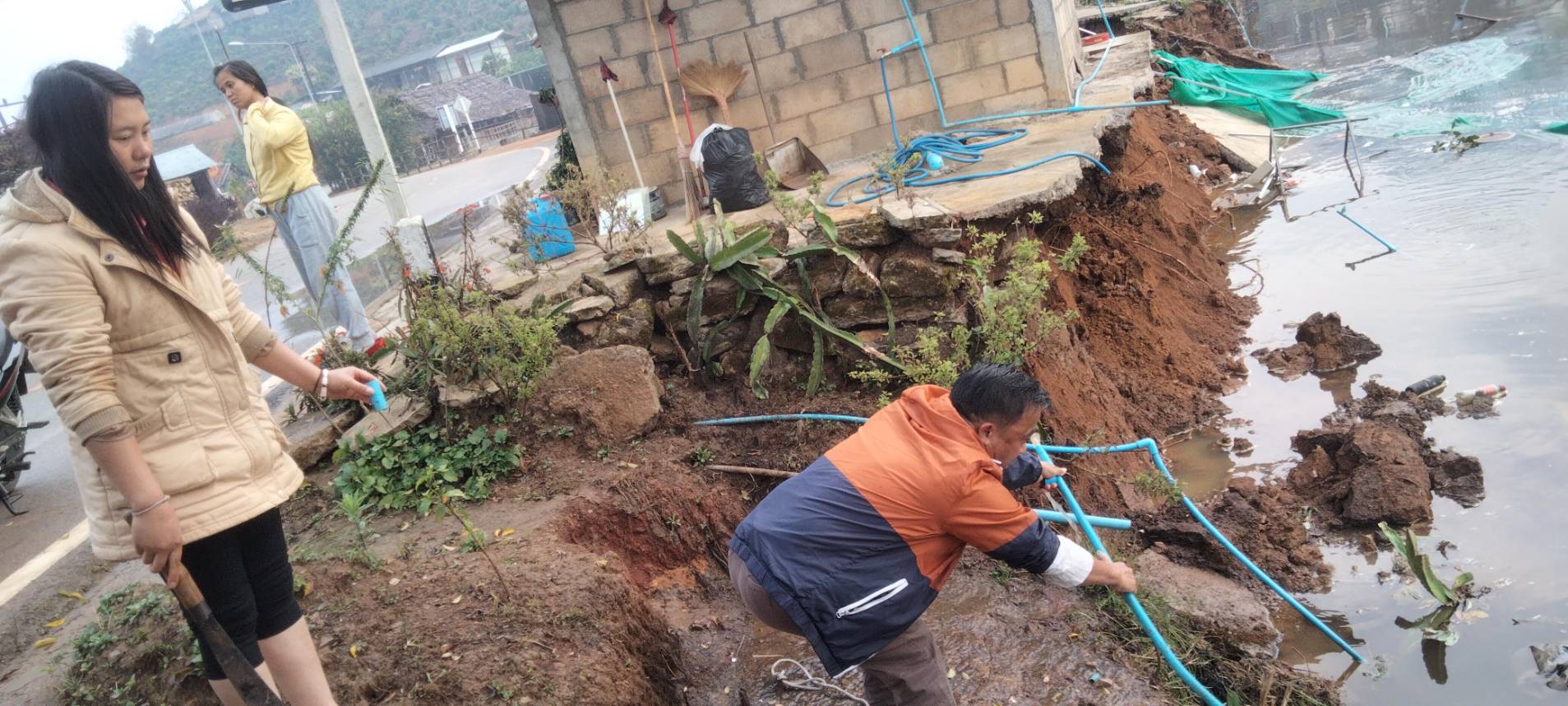 ฝนตกหนักร้านค้าบ้านรักไทยถล่มยับ