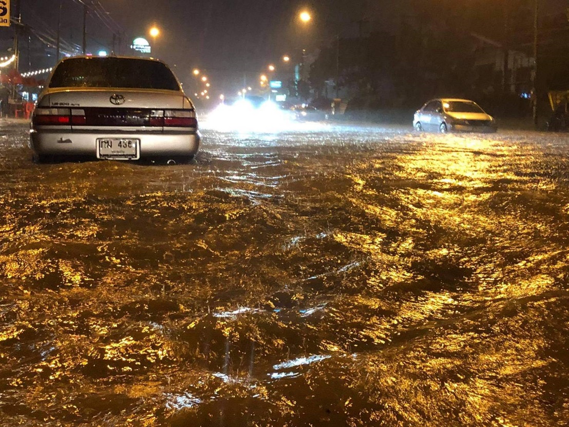 ฝนตกหนักน้ำท่วมสูงหน้าตลาดจอมพล ขอนแก่น (มีคลิป)