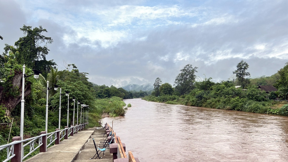 ฝนถล่มแม่ฮ่องสอน เสาไฟฟ้าล้มทับรถ-ถนน 108 ถูกตัดขาด น้ำป่าหลากท่วมหลายจุด