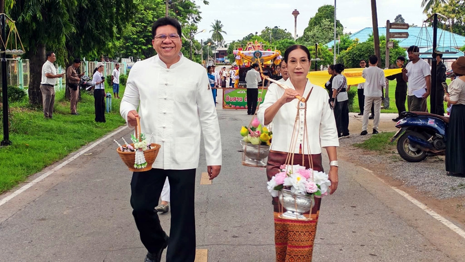 รองผู้ว่าฯ อุตรดิตถ์ เปิดงาน “พาหาบจังหัน” สืบสานแห่เทียนพรรษา วิถีพุทธชุมชนลาวเวียง