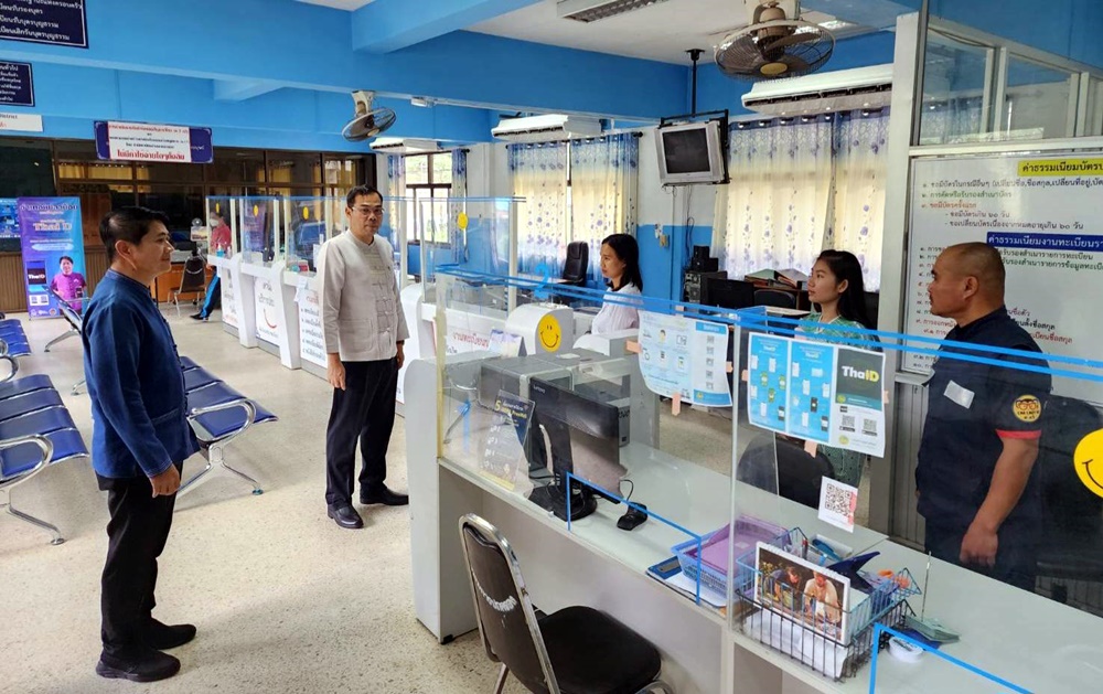 ผู้ว่าฯแม่ฮ่องสอน รุดให้กำลังใจ จนท.ที่เปิดบริการในช่วงวันหยุดยาว พร้อมเยี่ยมเยือนภาคประชาชนพื้นที่ อ.แม่ลาน้อย