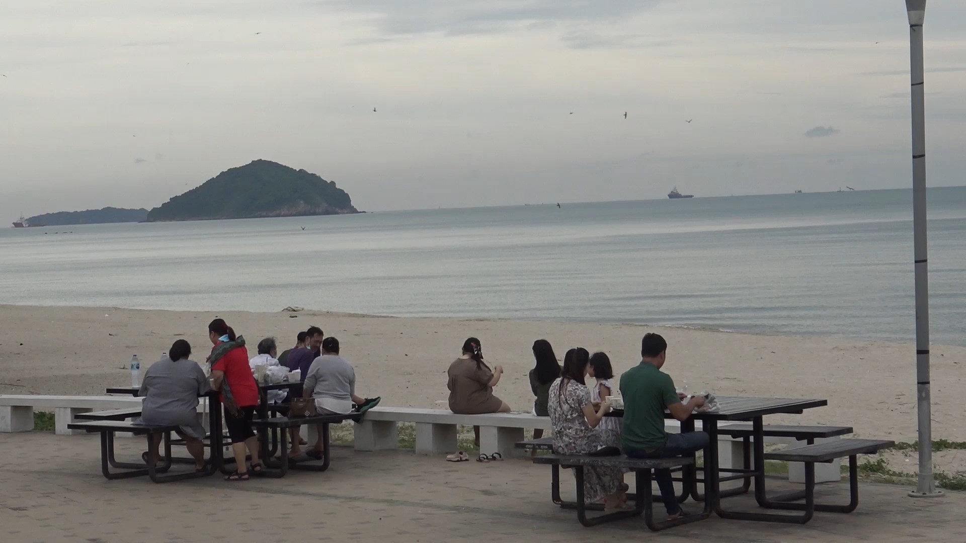 คึกคัก!!นักท่องเที่ยวนั่งจิบน้ำชากินบรรยากาศริมชายหาดชลาทัศน์จำนวนมาก