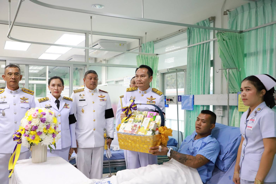 "ในหลวง" โปรดเกล้าฯ ผวจ.อุบลราชธานี เชิญดอกไม้และตระกร้าสิ่งของพระราชทาน แก่ผู้ได้รับบาดเจ็บจากความไม่สงบชายแดนไทย-กัมพูชา 