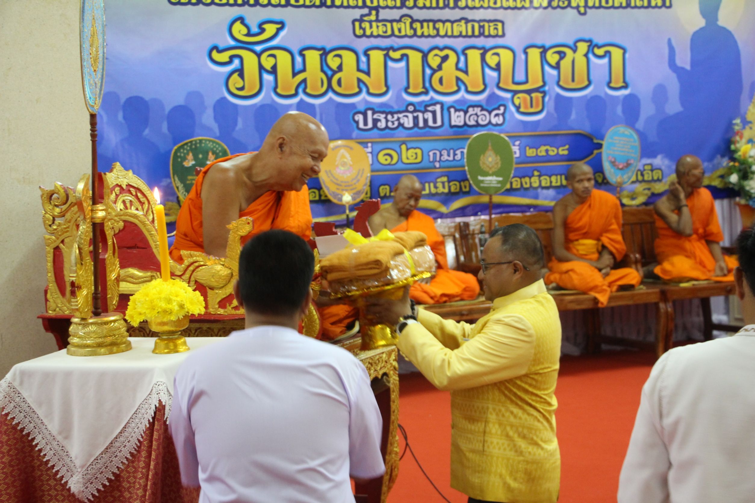 พุทธศาสนิกชนจังหวัดร้อยเอ็ด ร่วมทำบุญตักบาตร ถวายเป็นพุทธบูชา เนื่องในวันมาฆบูชา ประจำปี 2568