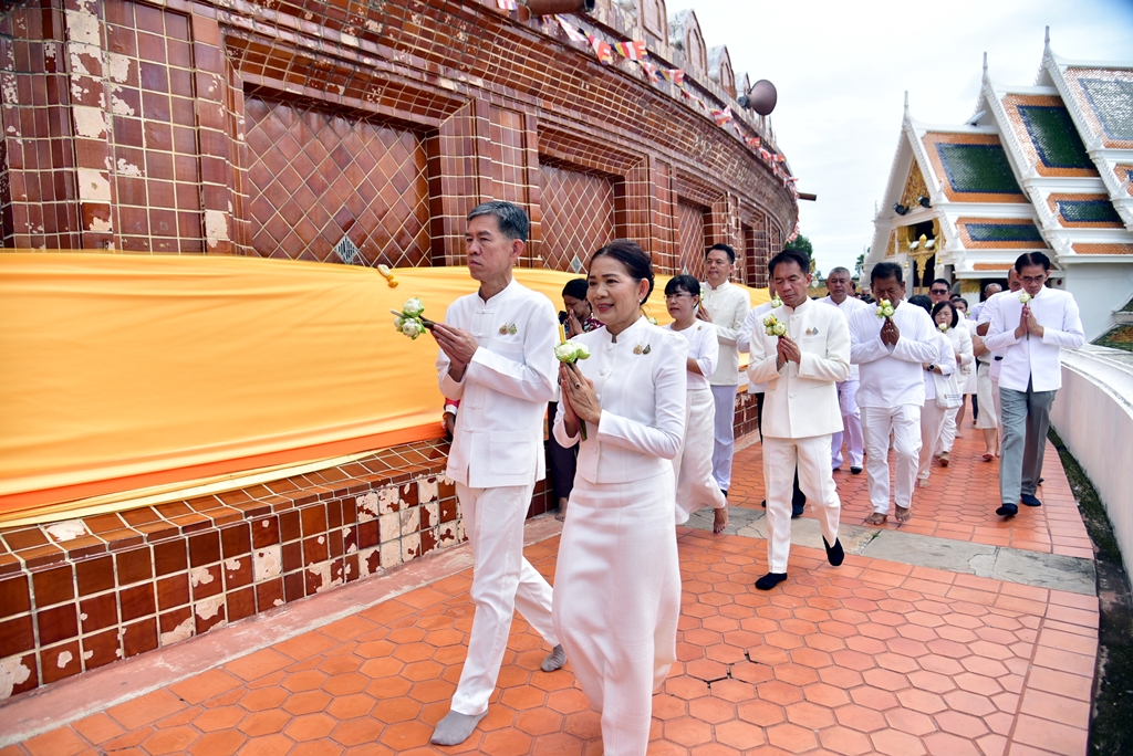 พุทธศาสนิกชน ร่วมเวียนเทียนรอบองค์พระปฐมเจดีย์ เนื่องในวันอาสาฬหบูชา