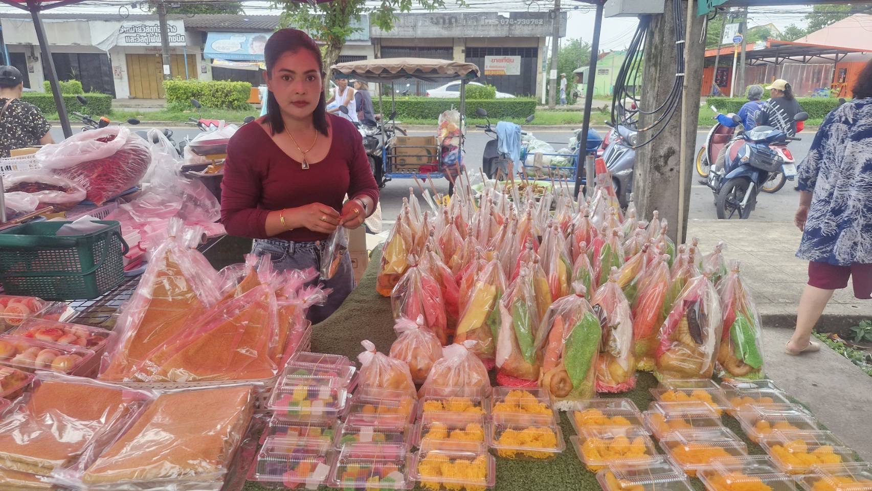 สตูล..เริ่มแล้วบรรยากาศจับจ่ายขนมไหว้ตายายบุญเดือนสิบ  ร้านค้าเชื่อเงินหมื่นรัฐจับจ่ายคึกคัก