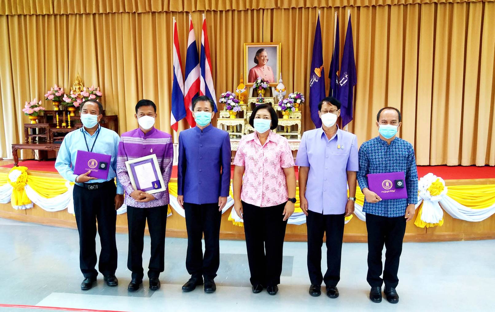 ผวจ.ประจวบฯมอบรางวัลครูขวัญศิษย์ และรางวัลเสมาพิทักษ์ ให้กับครูผู้มีผลงานดีเด่น